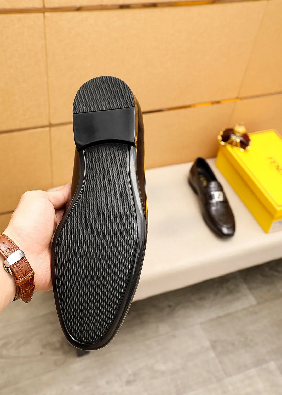 Men's shoes 💰442 💐 Product trademark: FENDI [Fendi] casual leather shoes Regular size: 38-44 (45🉑️customized) Product materials: Selected imported first-layer patent leather laser upper + luxury hardware buckle, imported cowhide leather lining. Strong three-dimensional visual effect, rubber outsole Color: 1⃣️color optional